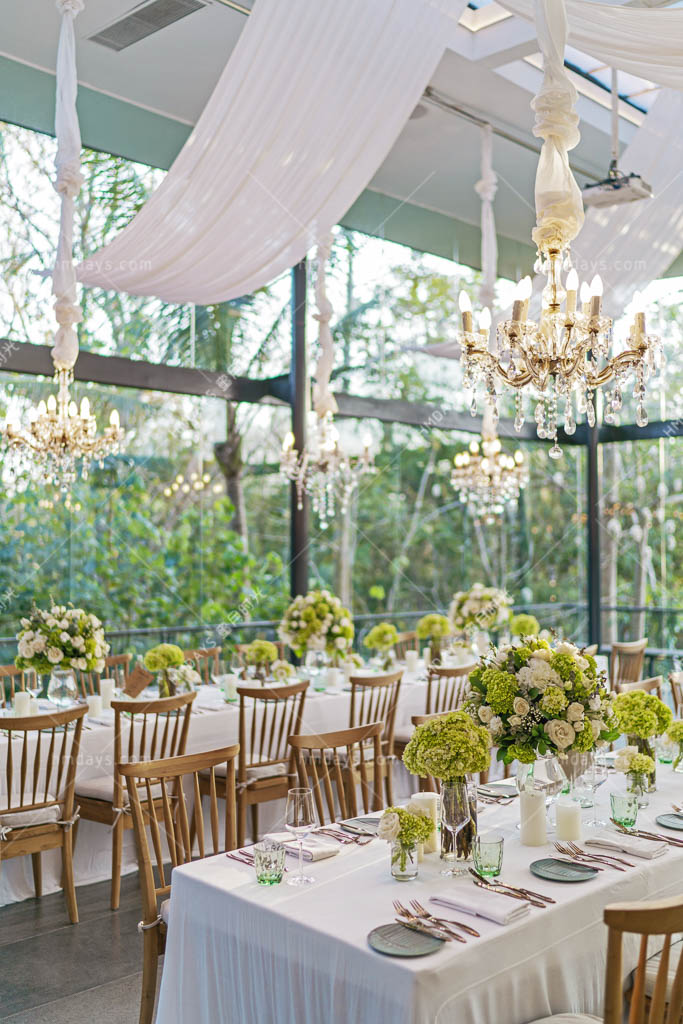 巴厘岛玻璃房子玻璃屋升级晚宴布置|海外婚礼晚宴布置案例